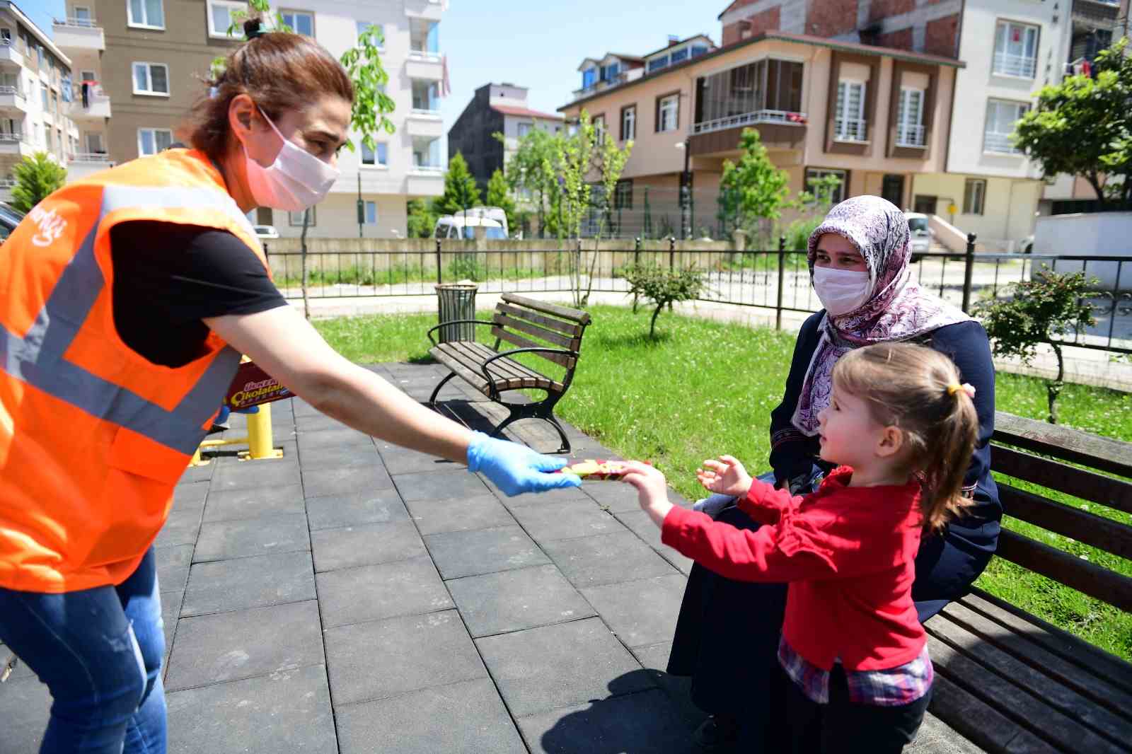 ÇOCUKLARA ÇİKOLATA JESTİ